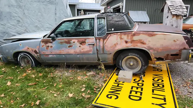 1979 Cutlass Calais parts car with T Bar roof in Classic Cars in Belleville - Image 2