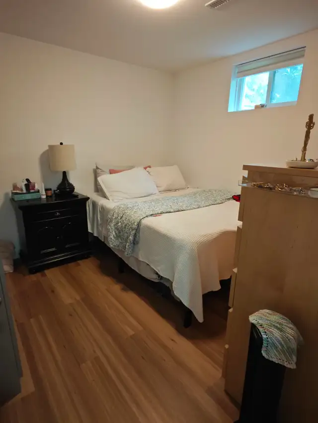 Two-level suite, Ground level living room, 2 basement bedrooms in Long Term Rentals in Mississauga / Peel Region - Image 8