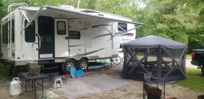 Excellent condition. Everything works. Rockwood, Signature, Ultra Lite 24ft Fifth Wheel. Fully loade...