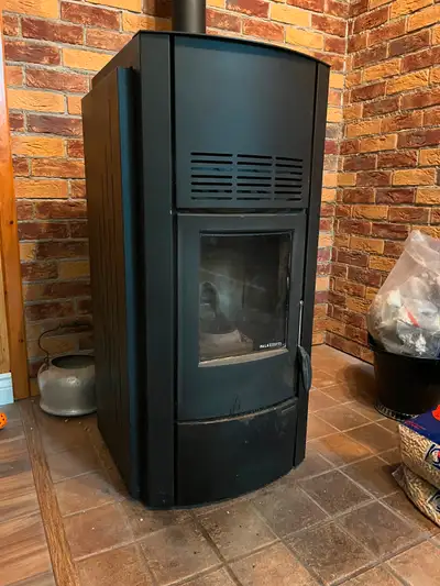 Poêle à granulés Palazzetti; Capacité de granules 50 lb, apport de chaleur 44,000 BTU