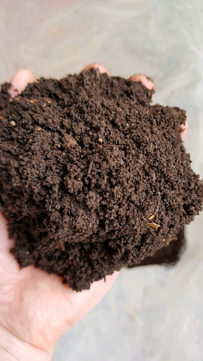 Organic worm castings that can be used as fertilizer for indoor or outdoor plants. Also great for st...