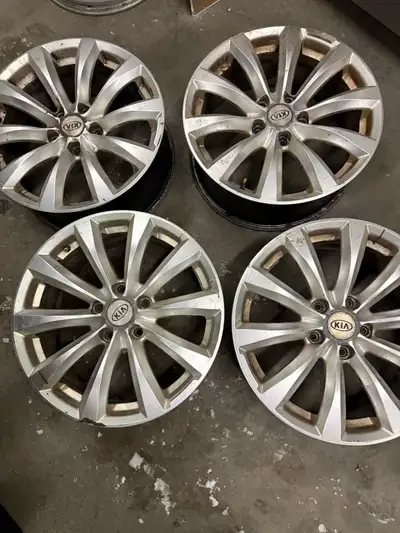For sale is a set of four wheels used on a 2016 Kia Sorento Rim size: 17x7 1/2 5x114.3 CB 67.1 The b...