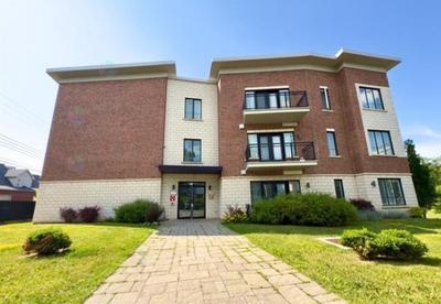 Tres Beau condo de dans immeuble de luxe (1000 pi c. 2 chambres fermées. 5 min du REM (Sunnybrook),...