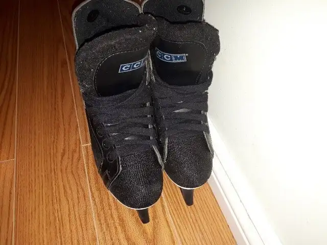 CCM kids skates excellent condition 9/13 " 237 mm or Best Offer in Hockey in Markham / York Region - Image 4