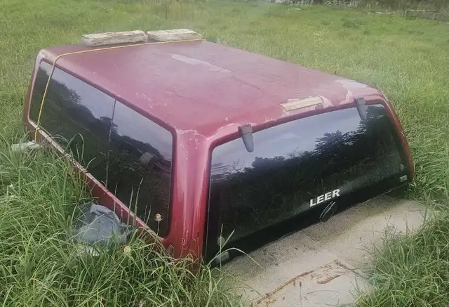 truck cap off a gmc canyon in Other Parts & Accessories in Owen Sound - Image 3