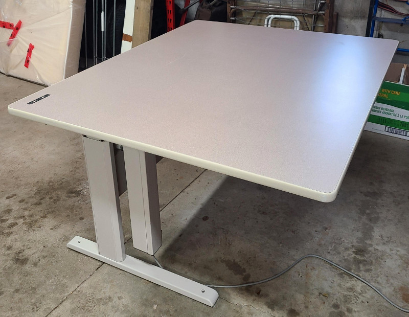 MOTORIZED WORKSTATION / DRAFTING TABLE / SITSTAND DESK Desks