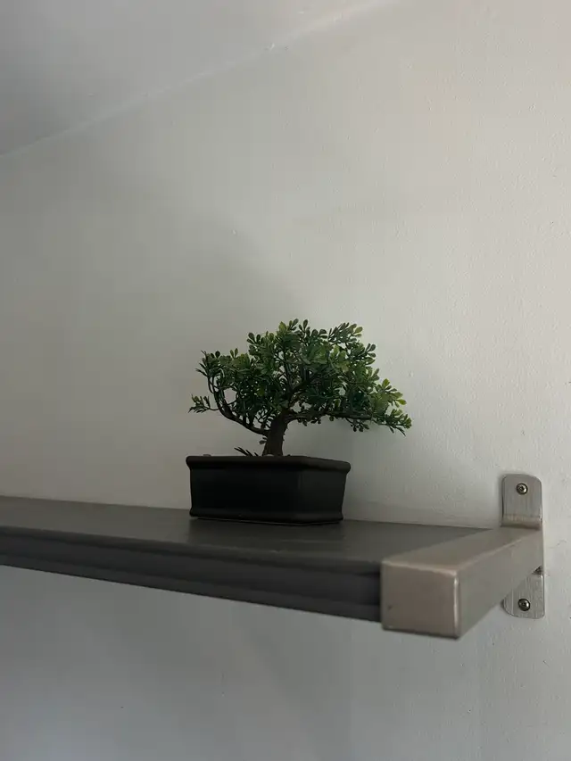 2 tablettes murales grises avec équerres métal, 115 cm in Bookcases & Shelving Units in City of Montréal - Image 2