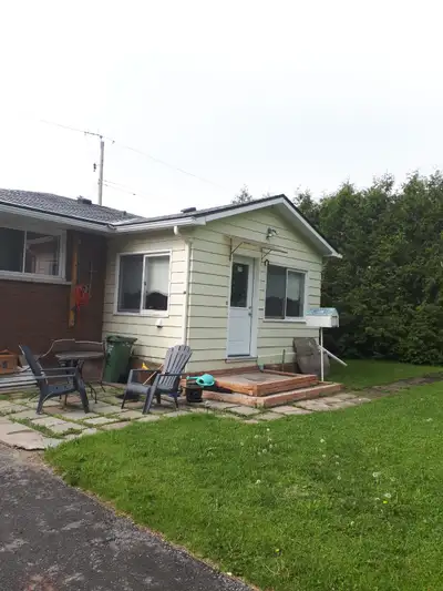 Bachelor-basement (near Place d'Orléans Mall)-Utilities included