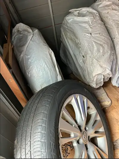 Lexus Rims with all season tires in excellent condition Lexus Rims with all season tires 235/55/R19...