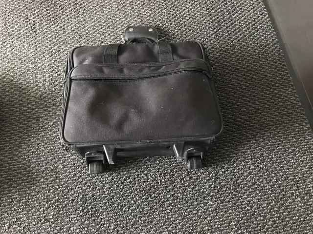 Rolling Laptop Case - Black in Laptop Accessories in City of Toronto - Image 4
