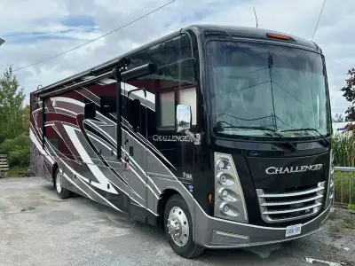 o Front Living Room o Convection Oven o Microwave Oven o 3 Burner Stove o Day / Night Shades o King...