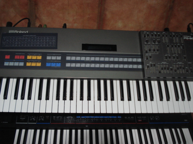 ROLAND JX-8P SYNTHESIZER COMPLETE WITH PG-800 PROGRAMER. in Pianos & Keyboards in Winnipeg - Image 3
