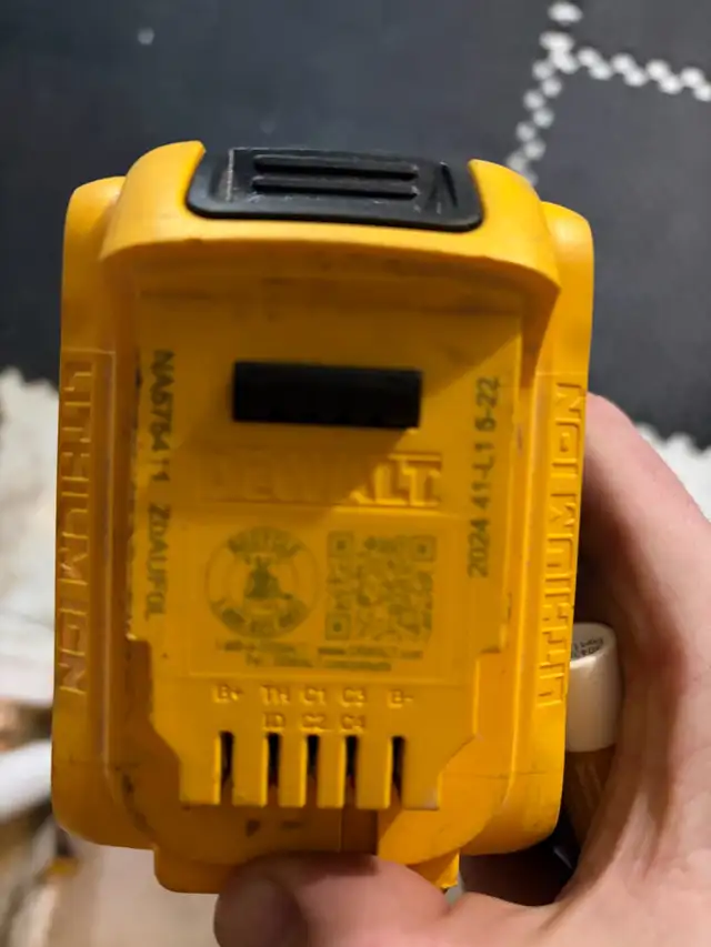 dewalt 20v max battery 5ah in Power Tools in Kawartha Lakes - Image 3