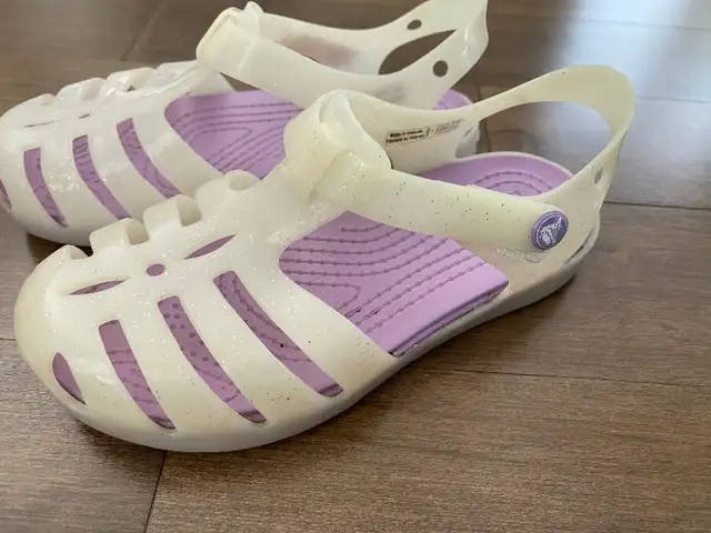 Soulier crocs croc enfant 10 11 fille girl shoes sandale in Kids & Youth in Longueuil / South Shore - Image 3