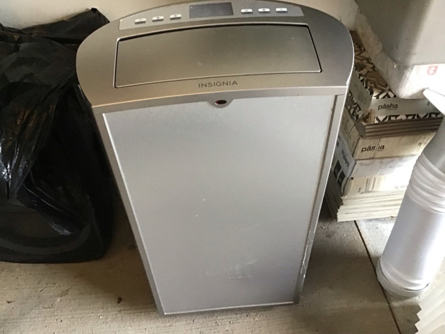 INSIGNIA 14 M BTU PORTABLE AIR CONTIDIONER WITH 2 DIFFERENTS VEN in Other in London