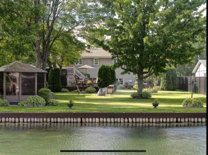 Waterfront 5 Bedroom 3 Bathroom House with private InLaw Suite