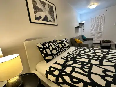 Modern, Renovated & Luminous Studio +office den, 1 Min Concordia