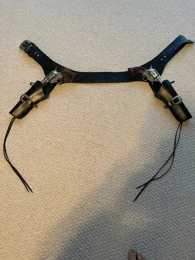 Solid leather double holster set with replica pistols life like mint condition brand new call Tom 70...
