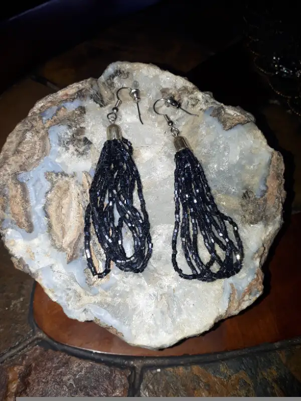 Vintage Earrings hanging beads , like new in Jewellery & Watches in Ottawa - Image 4