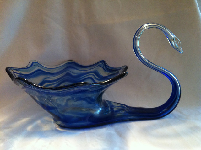 VINTAGE HAND BLOWN SWAN in Arts & Collectibles in Barrie