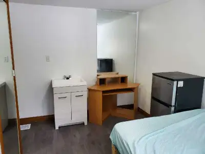650$ Private Room sink and fridge Males only Students or working individuals. Close to centennial co...