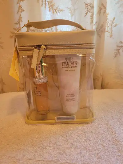 This new Elizabeth Taylor White Diamonds gift set features a 1 oz Eau de Toilette and matching body...