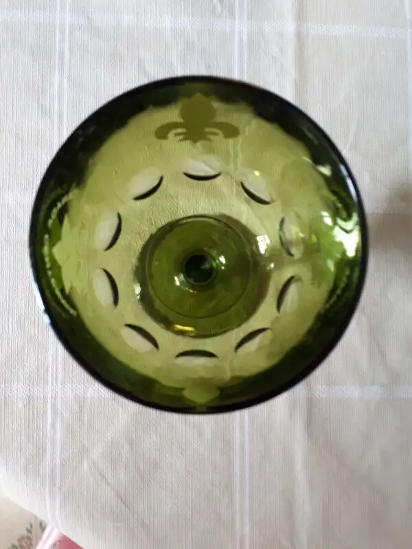 Centennial Green Glass Goblet 1867 - 1967 Quebec Fleur de Leaf in Arts & Collectibles in City of Montréal - Image 4