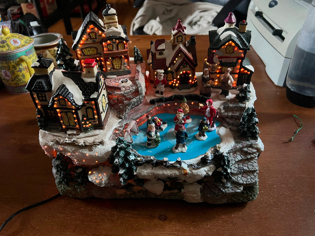 Christmas Scene Village Houses Town With Arena Winter Wonderland dans Jouets et jeux  à Longueuil/Rive Sud - Image 3