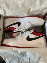 Jordan 1 Low (white/university red/ black) *deadstock* Sz 8.5m