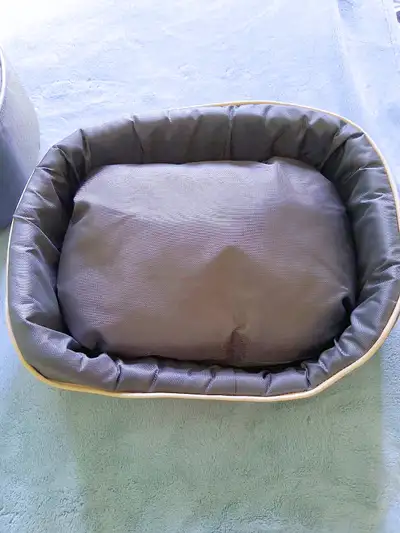 Lit pour animaux en tissu gris avec coussins 8$, View more