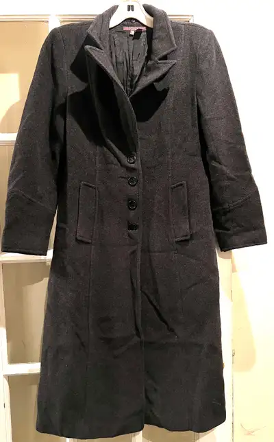 Long manteau trench gris, poches externes de chaque côté, extérieur 80% laine et 20% nylon, doublure...