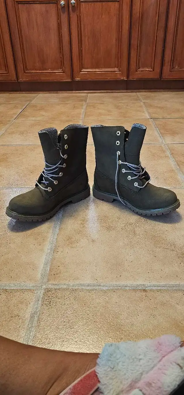 Brand new Timberland women's boots in Women's - Shoes in Oakville / Halton Region - Image 4