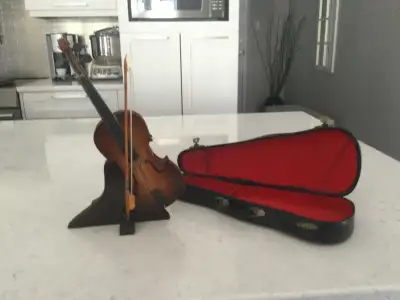 Violon miniature complet avec étui.
