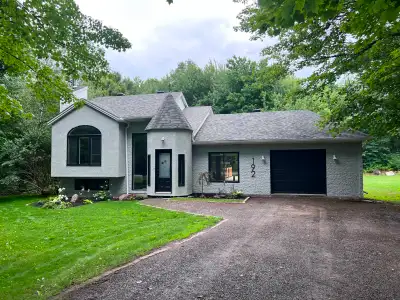 Maison entièrement rénovée au goût du jour : 3 chambres, garage et spa. Magnifique propriété entière...