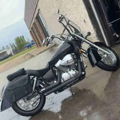 2006 Honda shadow 750 aero 29000km ish. Vance and Hines short shots, Raised bars, Smoked led taillig...