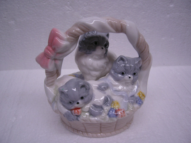 Vtg Figurine Cat Family Mom & 2 Kittens in Basket dans Art et objets de collection  à Dartmouth