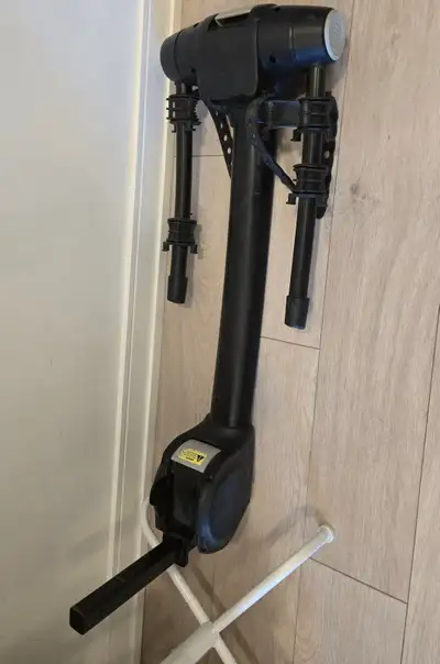Thule Apex XT Hanging Hitch Bike Rack, Carries 2 Bikes Missing the hitch lock Has key lock to secure...