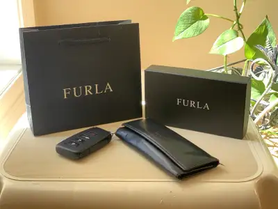 - Colour: black - Snap Flap Closure - Holds 6 keys - Genuine leather - Made in Italy - comes with or...