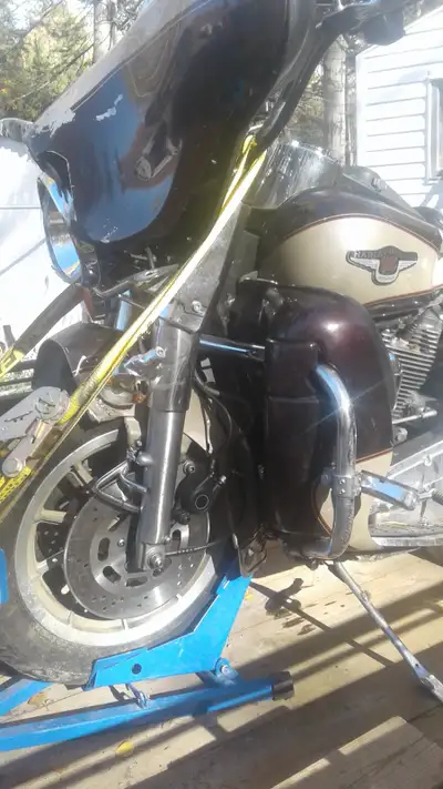 Bike was in a frontal accident. Forks bent back. Motor runs good was rebuilt at 98097km. New battery...
