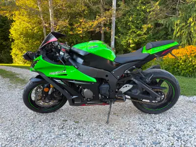 Tidy tail, integrated tail light, and Yoshimura titanium exhaust with pigtail for proper back pressu...