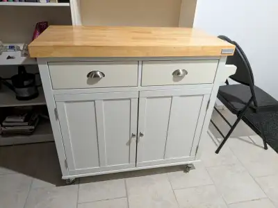 Chariot îlot de cuisine avec roues verrouillables. Hauteur 37,20 pouces, profondeu 17 ´3\8 pouces, l...