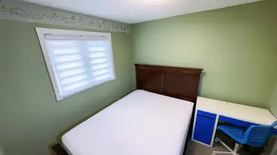 Spacious room available for rent in Mississauga Downtown