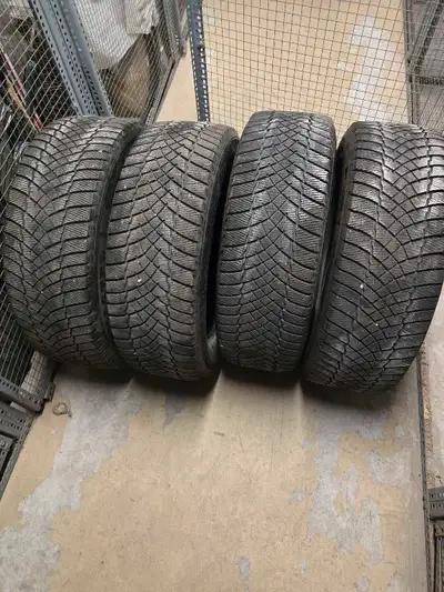These are used winter tires 235 60 18 will fit a variety of vehicles. They've been used for a few se...