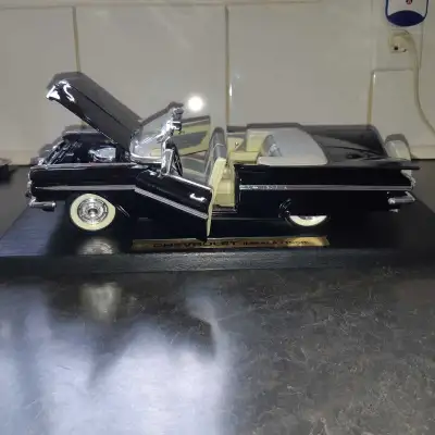 Je vends une maquette de collection usagée d'une Chevrolet Impala 1959. Cette pièce de collection es...
