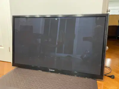 51 inch 3D plasma TV. Comes with 3D glasses! After plugging in, TV starts turning ON and OFF by itse...