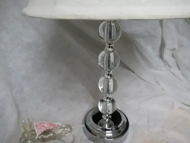 Table Lamp in Indoor Lighting & Fans in City of Toronto - Image 2