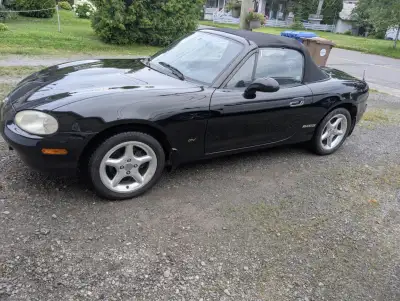 SUPERBE MAZDA MIATA MX5, en excellentes conditions. Voiture fiable et amusante à conduire *4 pneus n...
