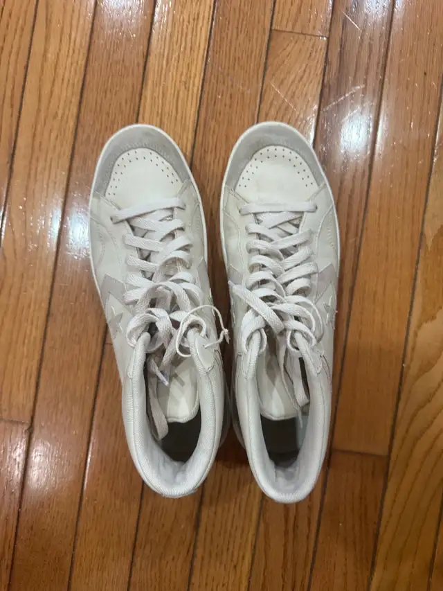 Converse Leather High-Top Sneakers – Men’s Size 10 – Like New in Men's Shoes in Oakville / Halton Region - Image 3