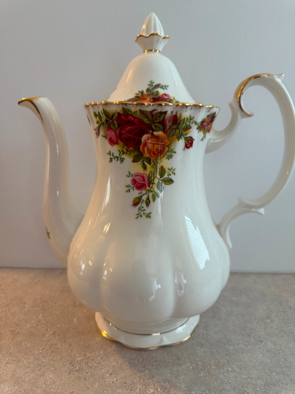Old Country Roses Coffee Pot in Arts & Collectibles in Lethbridge - Image 2