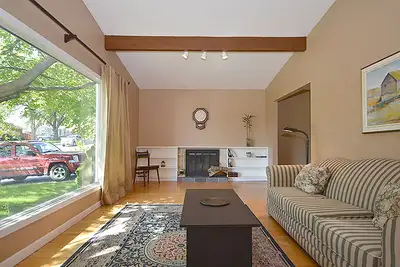 Large Bright 6 Bedroom House for Carleton University Students